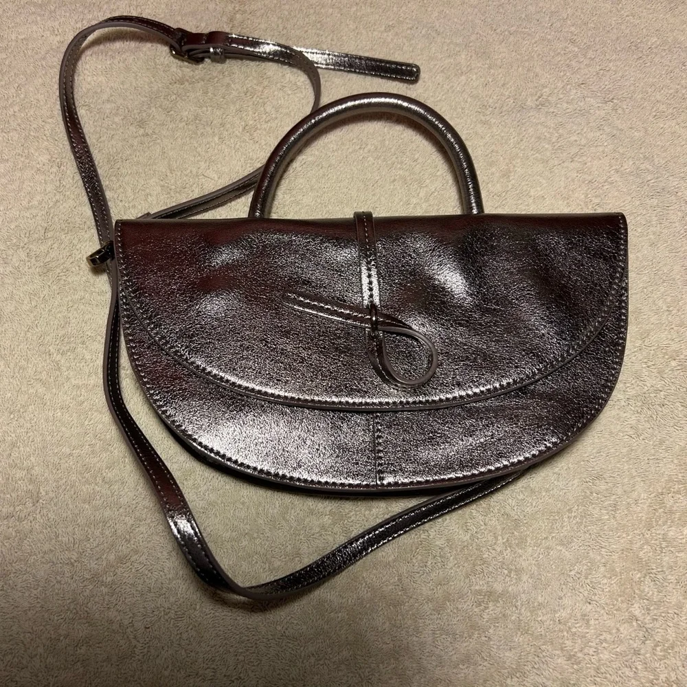 Elegant Metallic Colored Leather Handbag - Picture 1 of 6